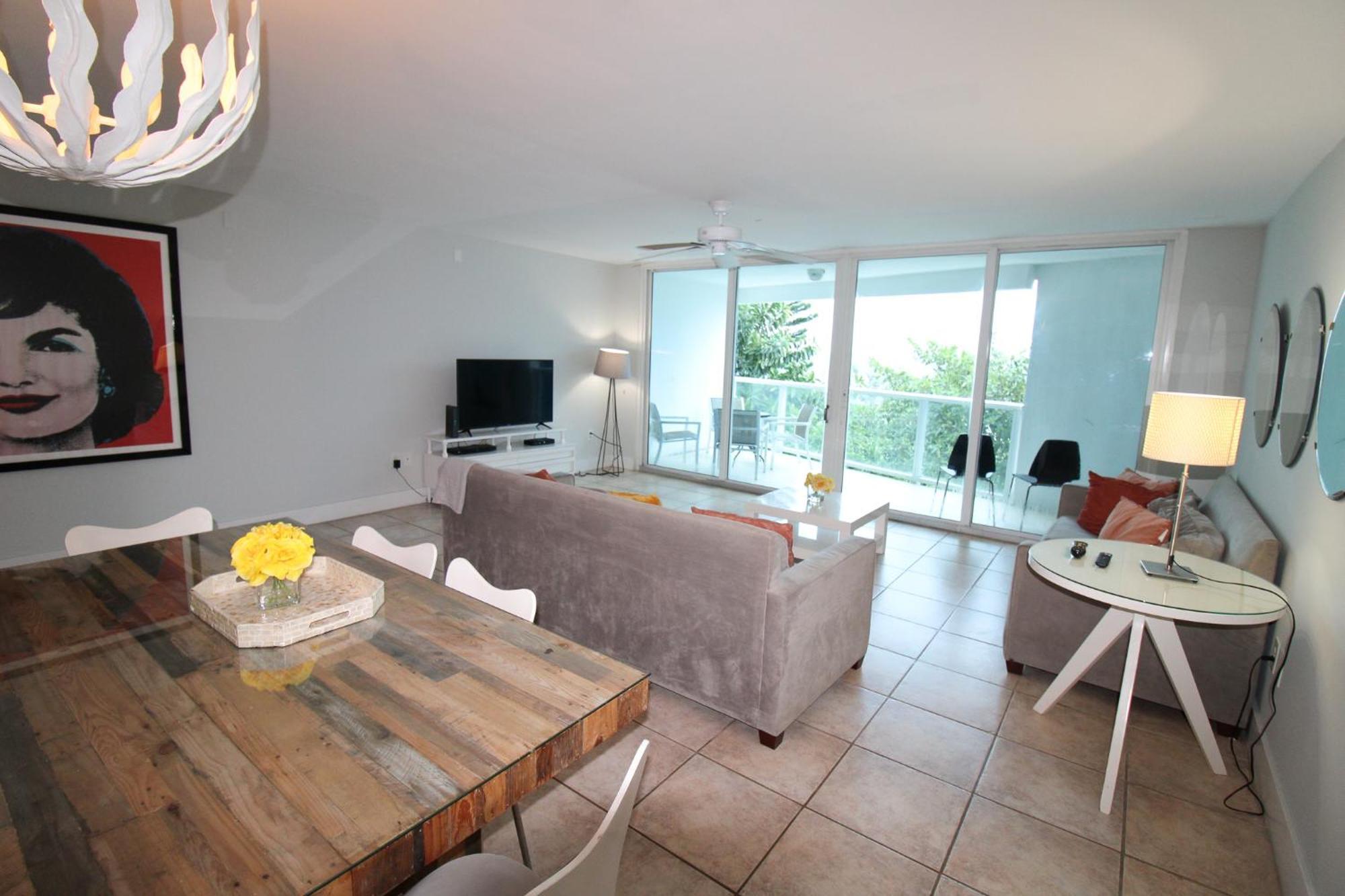 Castle Pavillon 8 Beachfront - Private Access Loft With 2-story, Pool, Tennis, Free Parking Access Holiday home *
